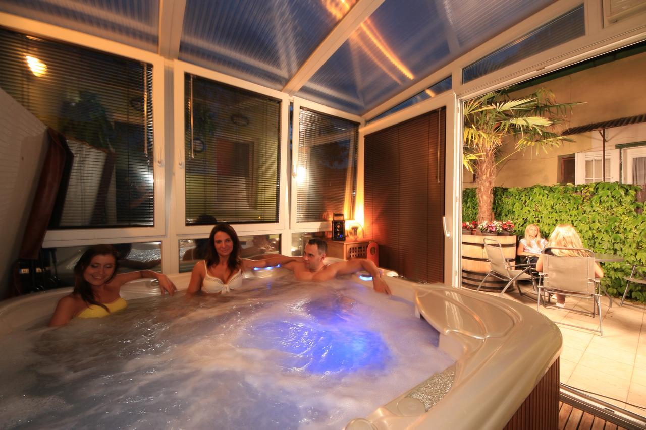 페치 Napraforgo Wellness Haz Es Panzio B&B 외부 사진
